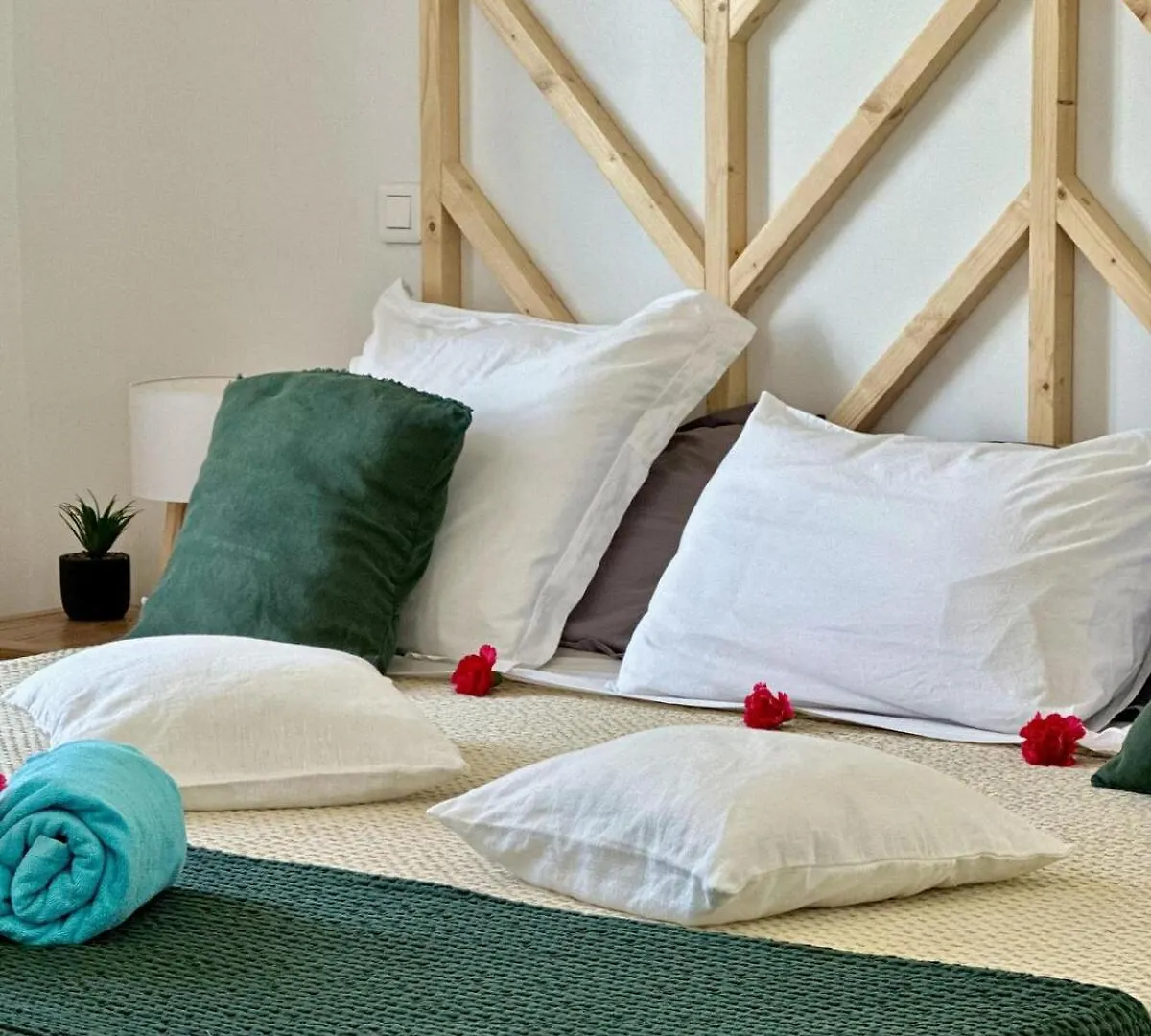 Renovated 2 Bedrooms Apartment Beach Front 오리엔트베이