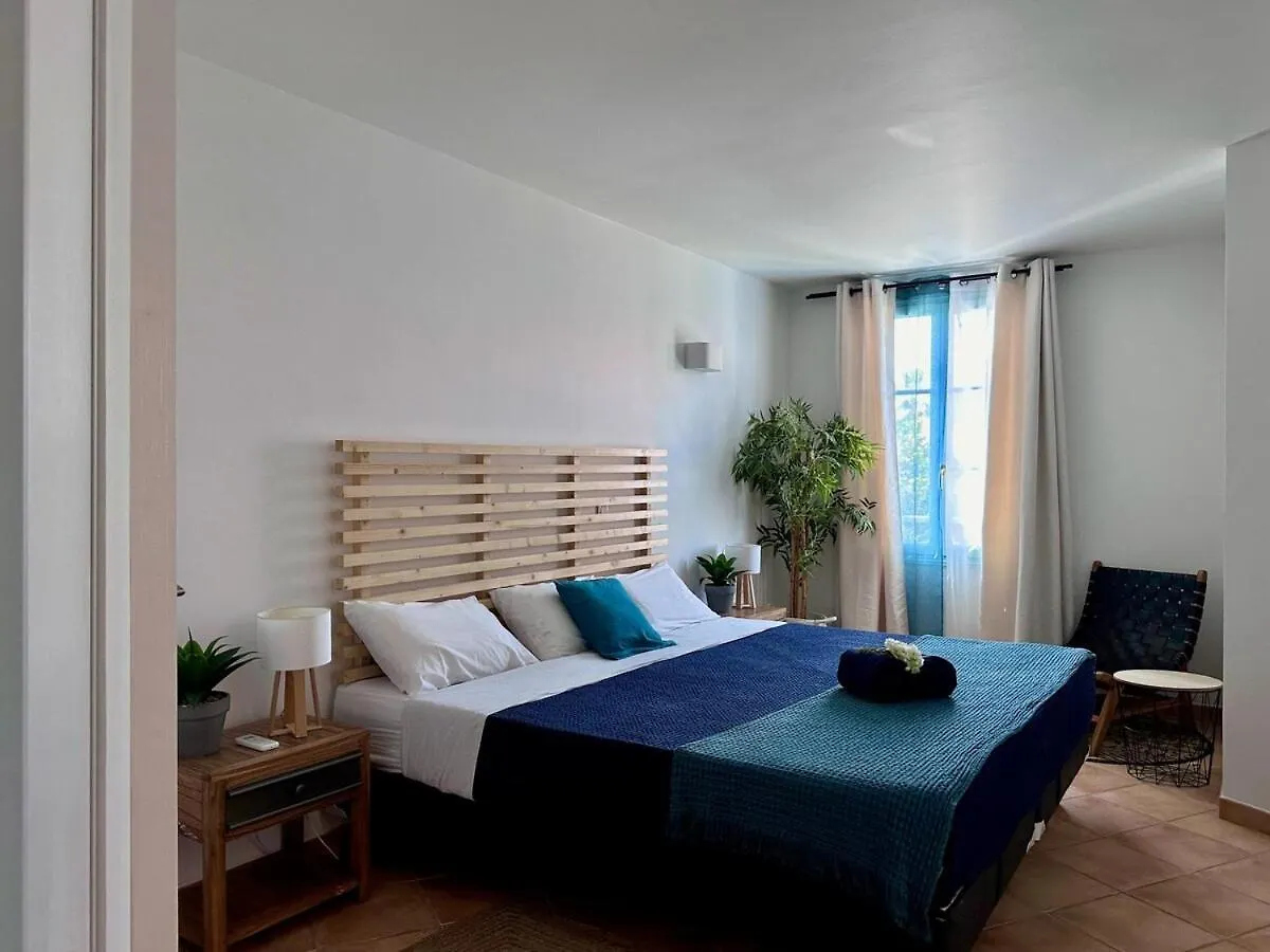 Renovated 2 Bedrooms Apartment Beach Front 오리엔트베이 0*,  생마르탱/신트마르턴