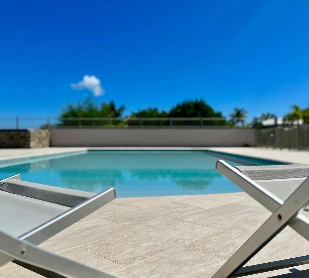 Renovated 2 Bedrooms Apartment Beach Front La Baie-Orientale