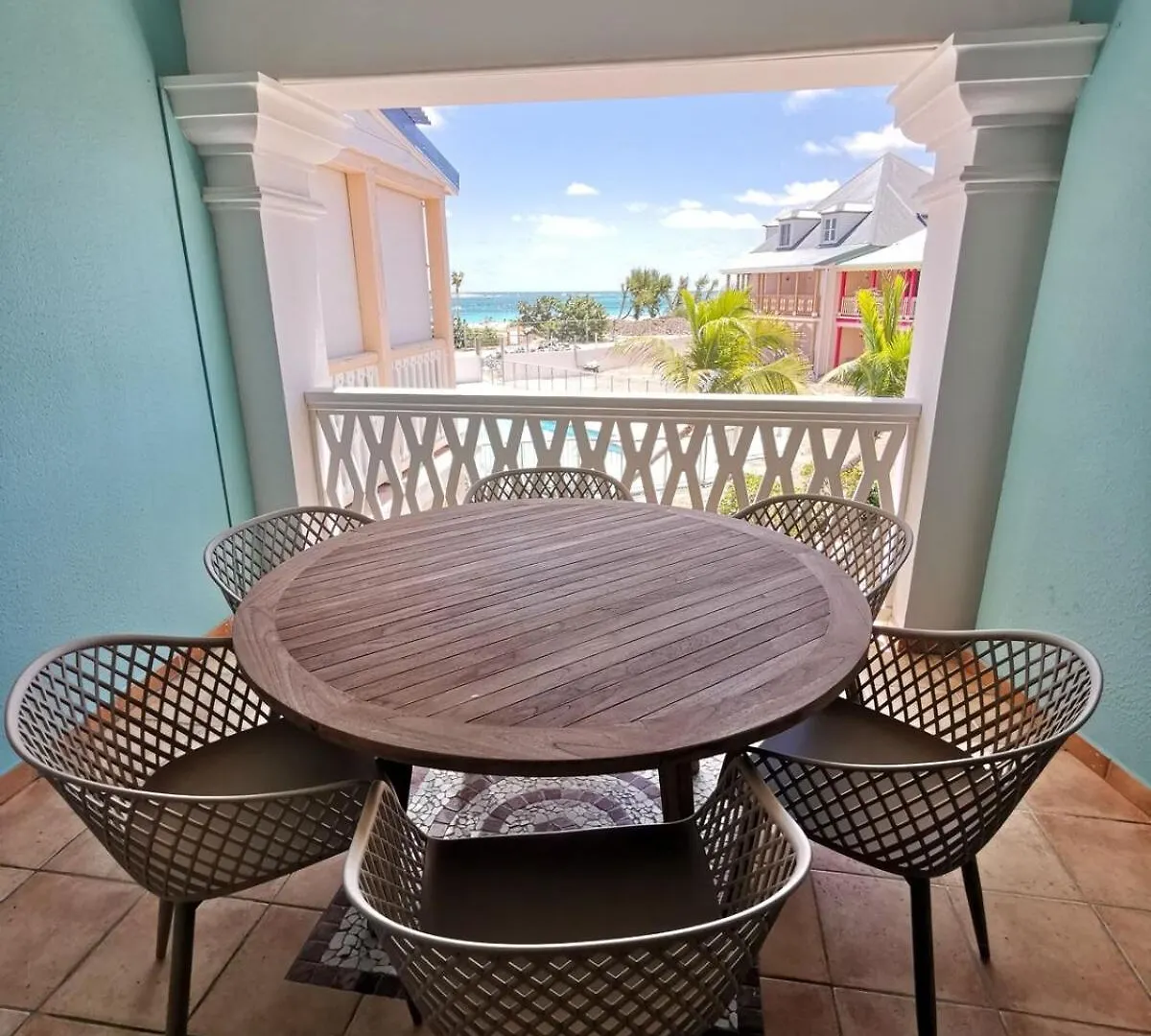 Renovated 2 Bedrooms Apartment Beach Front La Baie-Orientale